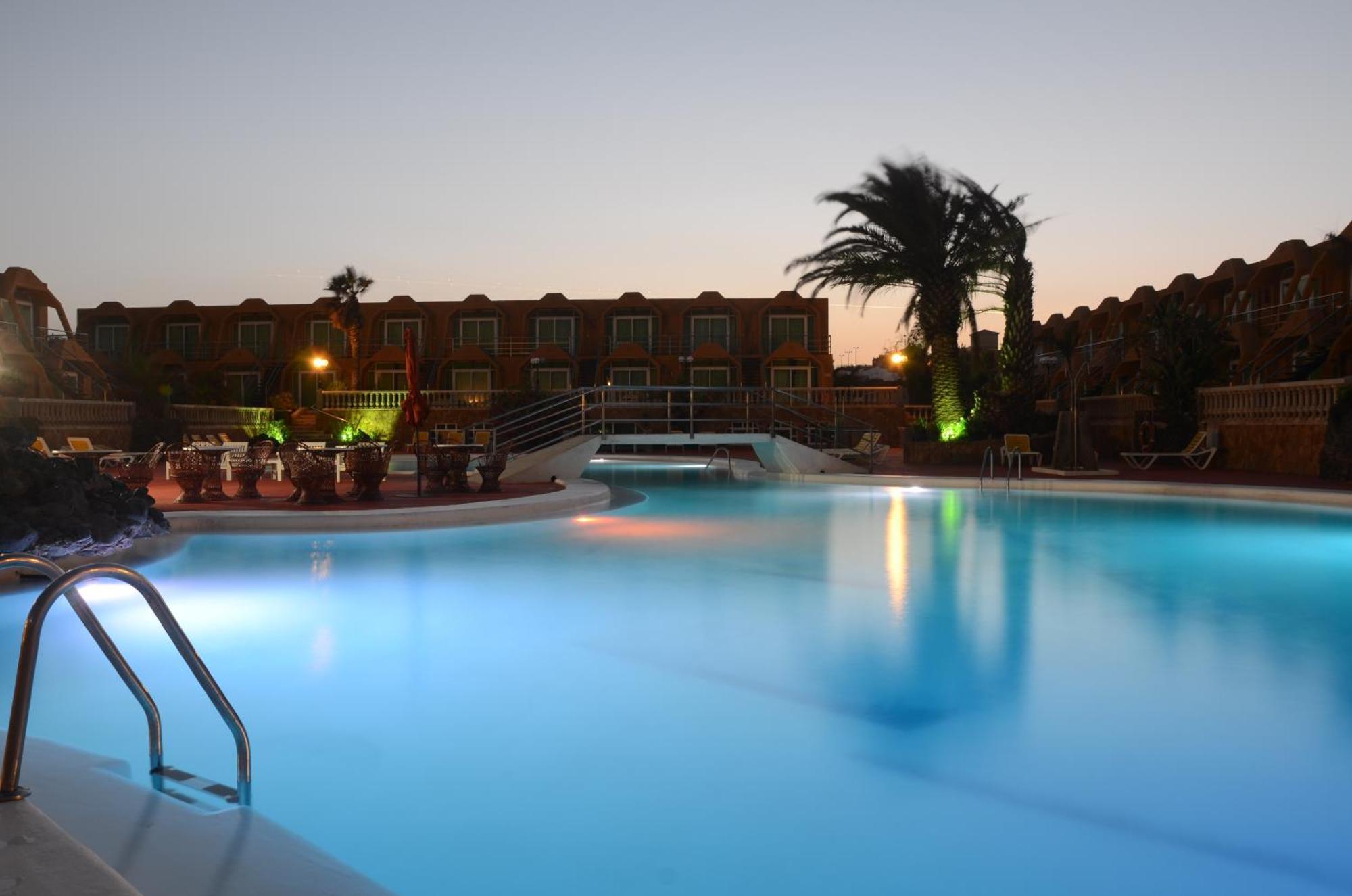 Aparthotel La Piramide Costa De Antigua Eksteriør bilde