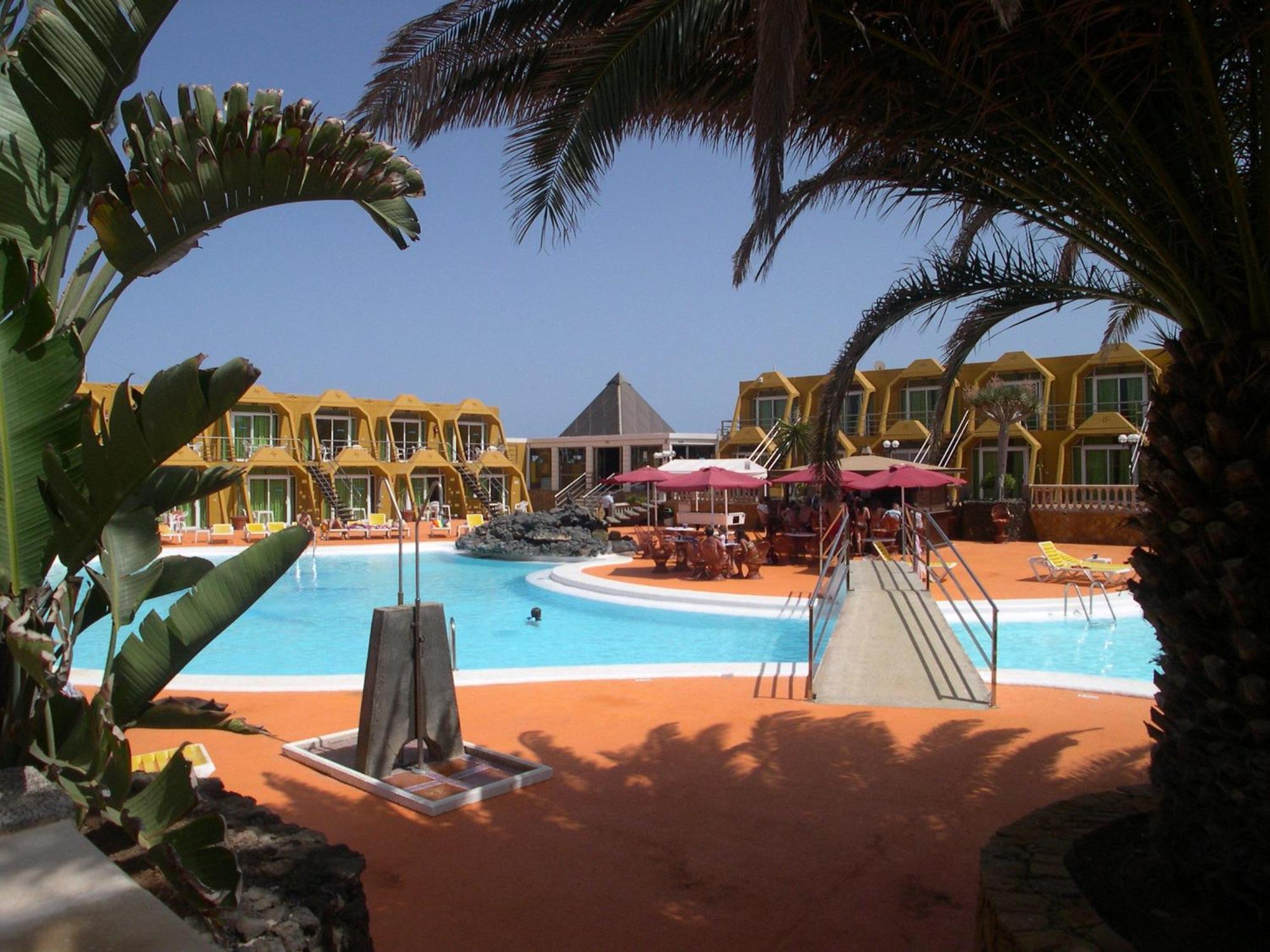 Aparthotel La Piramide Costa De Antigua Eksteriør bilde