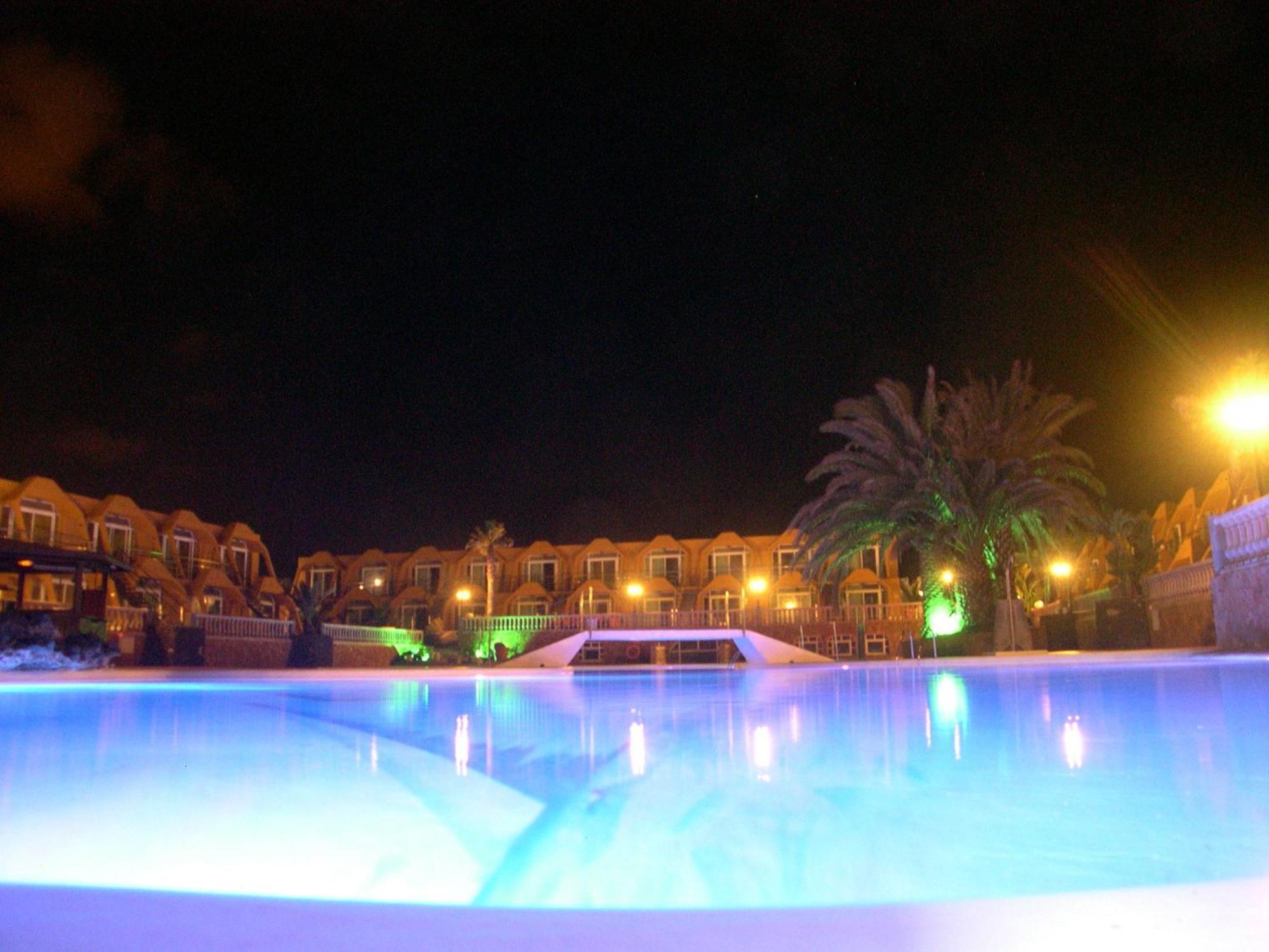 Aparthotel La Piramide Costa De Antigua Eksteriør bilde