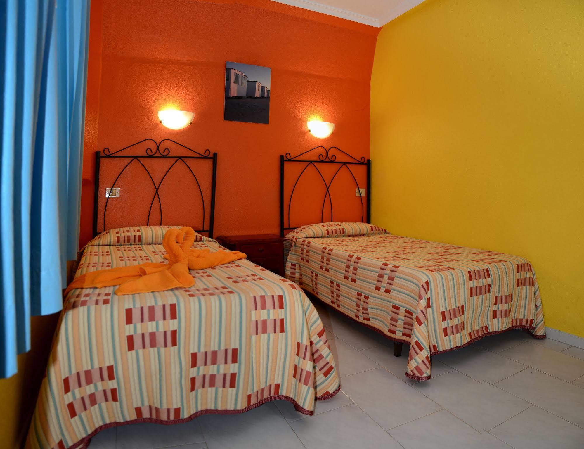 Aparthotel La Piramide Costa De Antigua Eksteriør bilde
