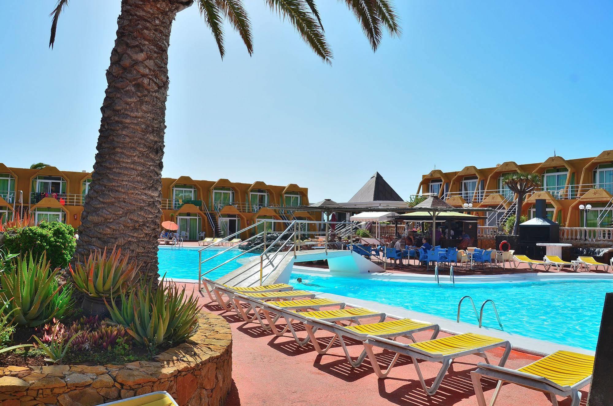 Aparthotel La Piramide Costa De Antigua Eksteriør bilde