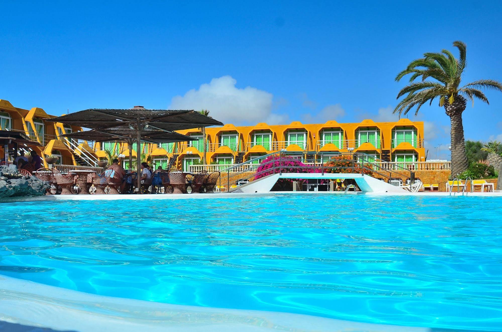 Aparthotel La Piramide Costa De Antigua Eksteriør bilde